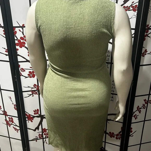 H&M Textured Green Midi Dress - Picture 2 of 5